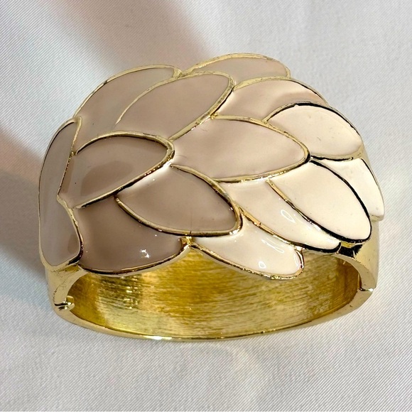 BRACELET Cuff Elegant Gold and Cream Magnetic Closure Metal and Enamel - Picture 2 of 7